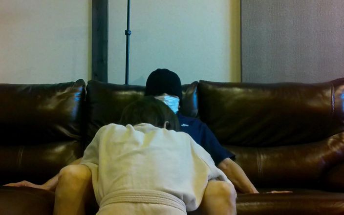 akeieroi: Sto facendo sesso sul divano