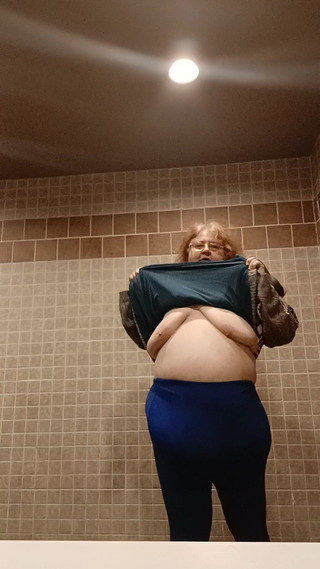 BBW nurse Vicki adventures with friends: Shh मत बताना मैं एक डिनर के आराम कक्ष में शरारती किया जा रहा था कि