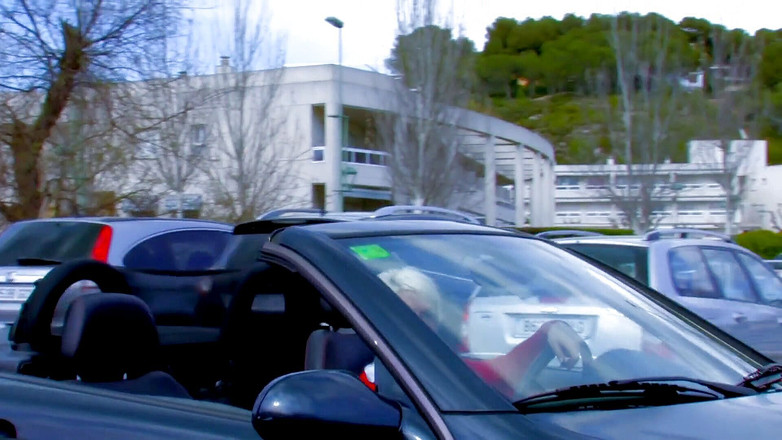 Horny Two really wet MILFs: 热辣的金发女郎在海滩上被干菊花