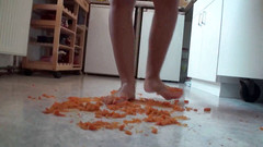 Foot Girls: Primo piano di calpestare il cibo in cucina