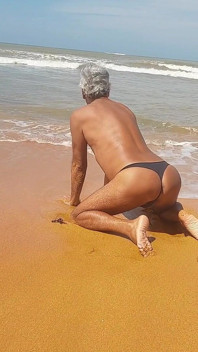 Ladysilva en la playa en bragas bronceando su culo caliente