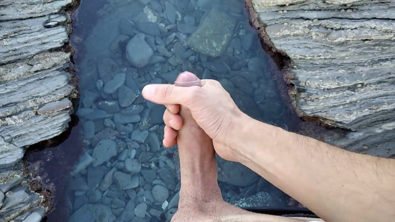 Elvissc: Percorso alla spiaggia, poi mi masturbo il grosso cazzo di...