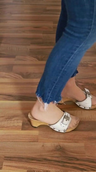 Sandálias de madeira na madeira - Clique intenso, Asmr Steps in Jeans