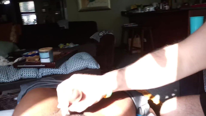 Kennie Jai: ¡Se masturbó! Kennie Jai recibe una paja de un oso