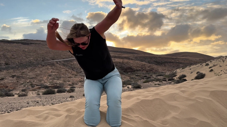 Emma Voyeur: Stuck in the Sand - I Wet My Jeans While Trapped