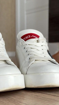 D&g Saya Sneakers Merayu Untuk Membuka Pakaian