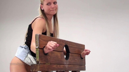 Spanking Server: Jessie fouette le cul