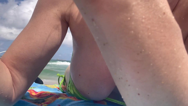 Artemisia Love: La miLF italiana tettona artemisia ama mostrare le sue succose...