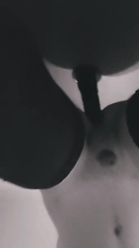 La giovane sissy prende un dildo nel culo