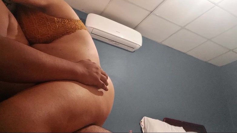 Gloryhot69: Milf madura montando la polla de su amante cuando está...