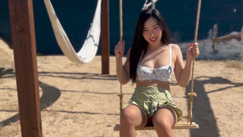 Elle Lee: Une baby-sitter asiatique en mini-jupe se fait baiser