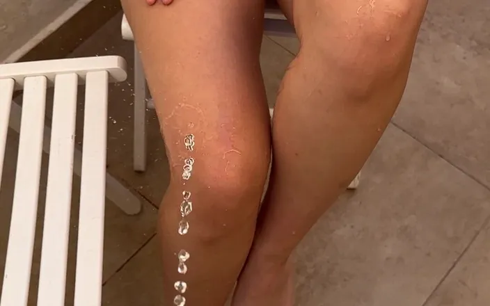 Sheryl X Sinclair: 第一部 Bg 视频：男人在我的脚和阴户上撒尿