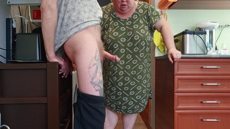 Zona901: Schoonmoeder heeft een mondvol sperma na het aftrekken en pijpen