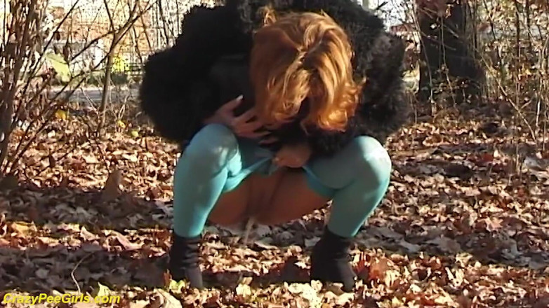 Crazy pee girls: Мочитися в лісі на відкритому повітрі