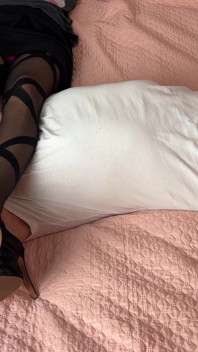 Schiava legata sotto le gambe in collant - umiliazione della dominazione