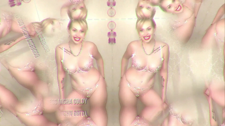 Goddess Misha Goldy: Ти виглядаєш таким до біса дурним і потворним з цим ділдо в твоїх руках! Я покажу тобі!
