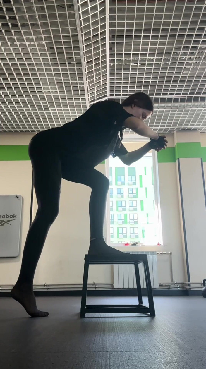 Skinny_lady69: Naylon çoraplı spor salonu