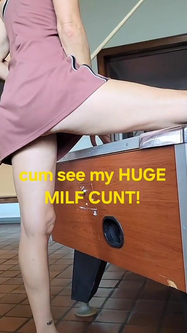 Fantasy Milf: Une MILF À La Chatte Mouillée En Public
