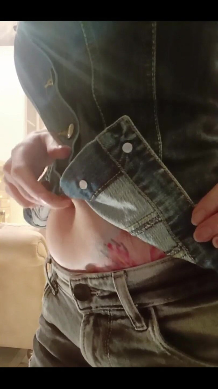 FrauleinP: Pissen in jeans, während bauchnabel kitzelt