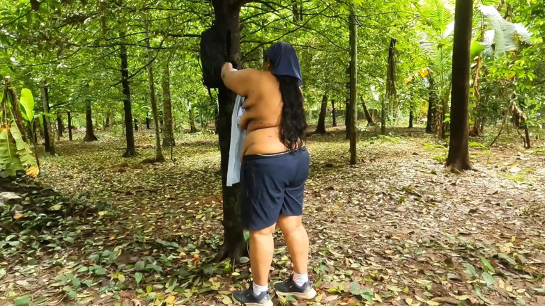 Anne Ipe: Lässig nackt gehen, molliges mädchen geht komplett nackt im dschungel