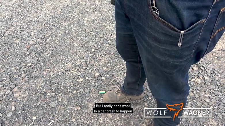 Wolf Wagner Com: Tesla protesta! Nua para um bem maior! Kitty Blair demonstra...