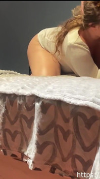 Une femme aime baiser un autre mec devant son mari cocu