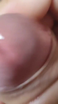 Abuelo heterosexual bombeando su fuerte polla llena de esperma pre