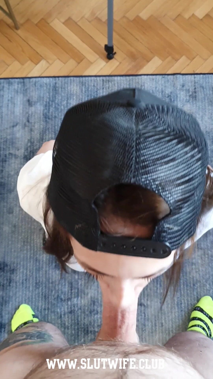 Slutwife Club: Bts - 镜头外精液转储：candie Cross在荡妇人妻拍摄卷之前吞下我的精液