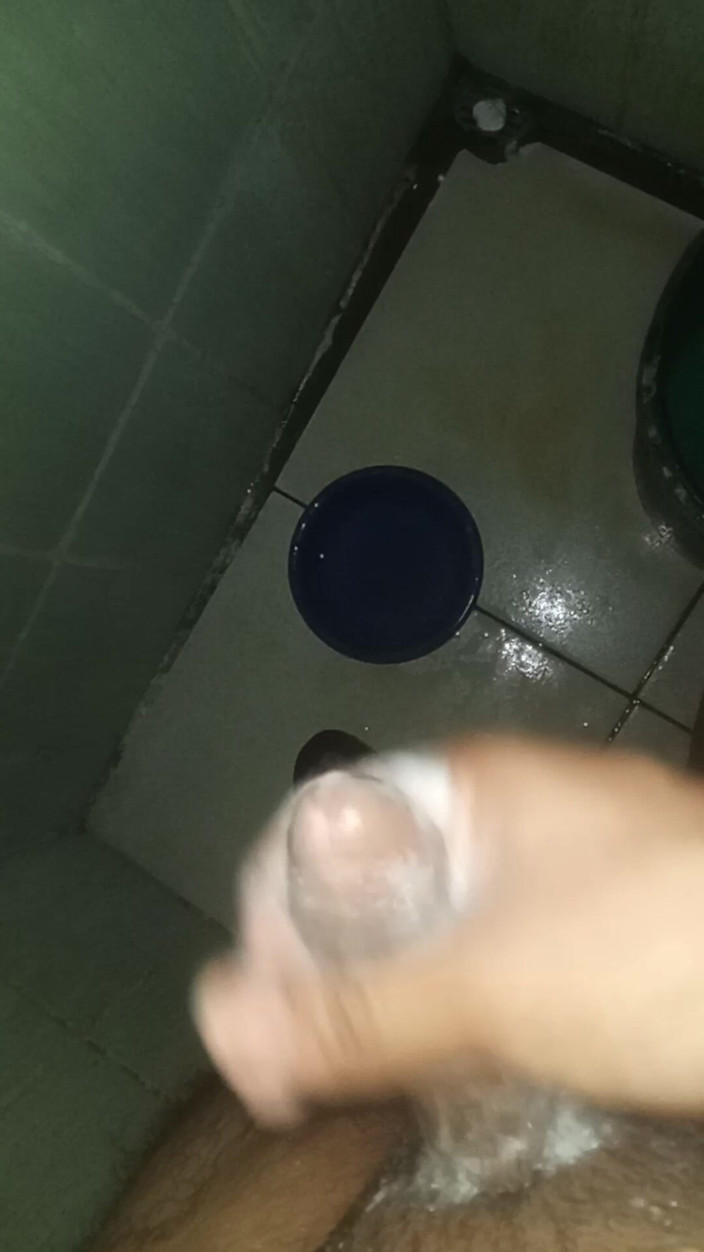 Cute boy jerks off: Štíhlý muž masturbuje ve sprše své tchyně, zatímco není nikdo...