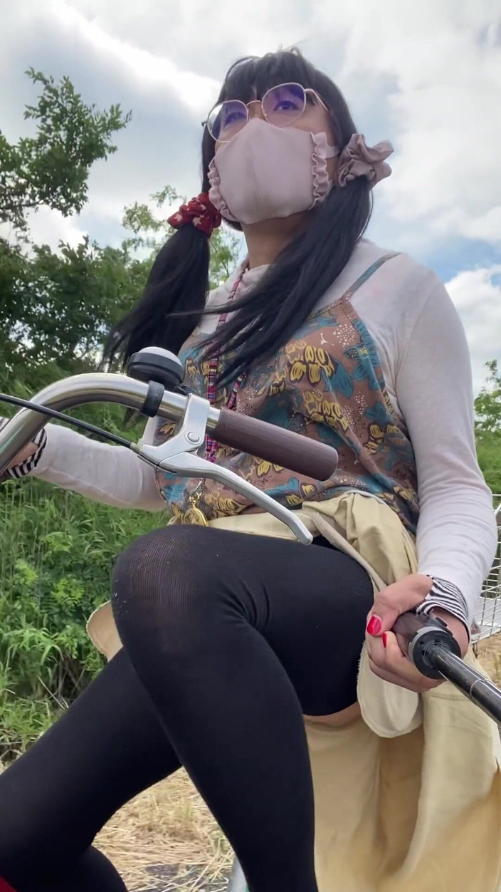 megu2002: No. 241 Ciclismo com Minha Buceta em exibição completa
