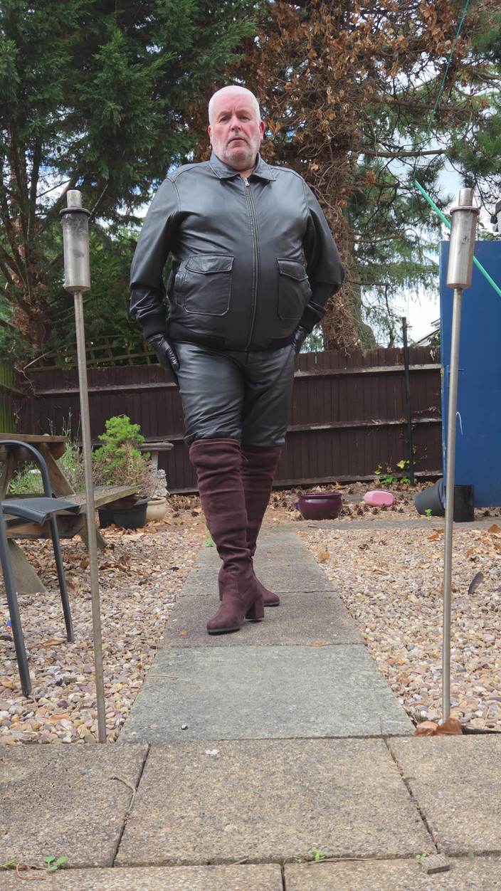 Leather guy: Leather and Thighboots