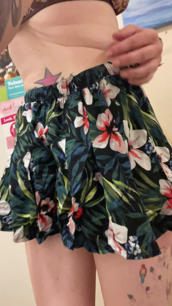 MistressWriggler: 长腿，短裤，完美的奶子。