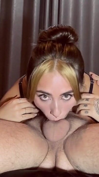 Šukání do krku! Vysála z toho ptáka všechno