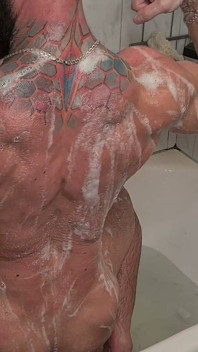 Sportivo peloso nel bagno seno, addominali e pubis sott'acqua