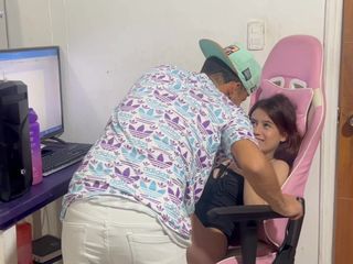 chiquitasex: 我的继妹要求我帮助完成她的大学作业，以换取我狠狠地操她