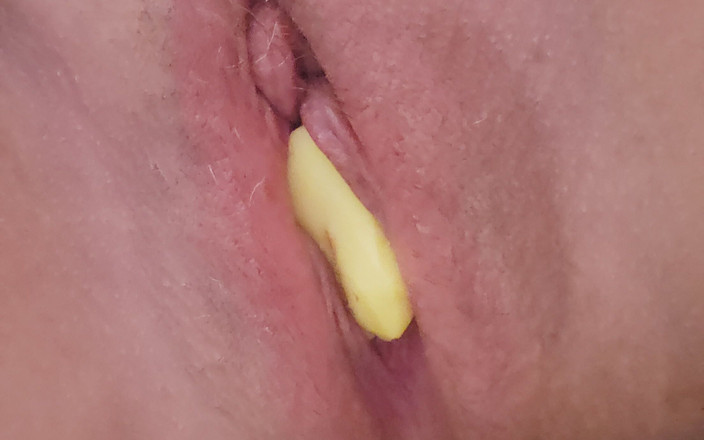 Dainty Deviant: Une cougar MILF se masturbe avec insertion de racine de...