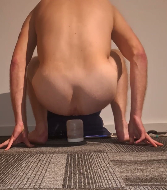 NoFace Twink X: Anál! Sexy Twink jezdí na robertku a miluje to