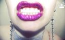 Goddess Misha Goldy: Violet, lèvres déjantées et grimaces