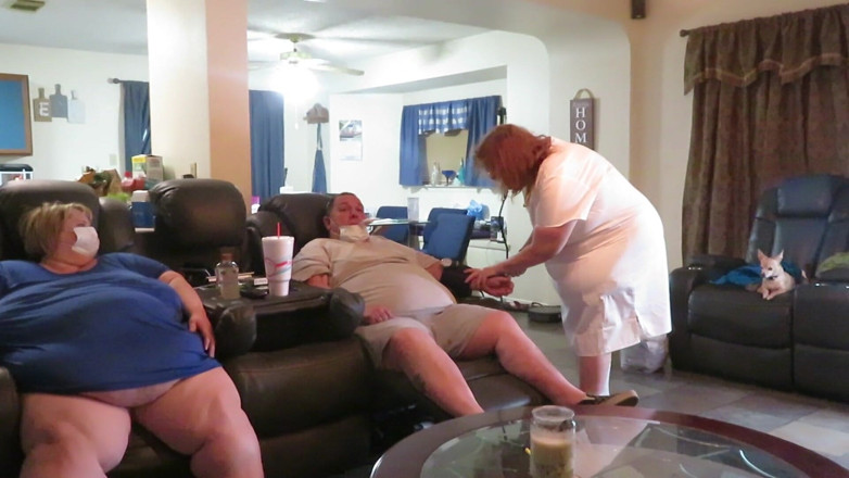 BBW nurse Vicki adventures with friends: BBW sestřička Vicki má životní znamení páru