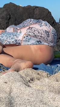 Capturada Menina Enquanto Ela Dedilha Sua Buceta Na Praia Pública