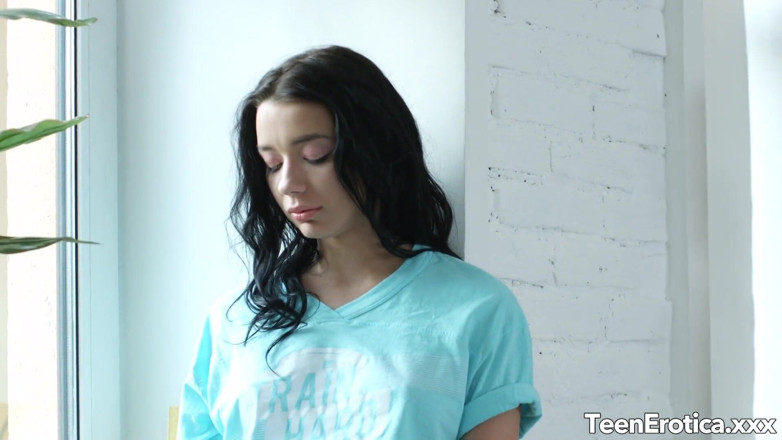 Teen Erotica XXX: Fest an emily Benders teenie-muschi, bevor sie ihre hintertür reamiert