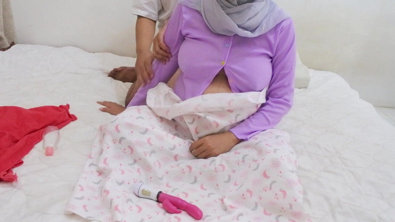 Jhonnyku: Junge indische hijab-witwe wird fett in der frechen stiefvater-massage