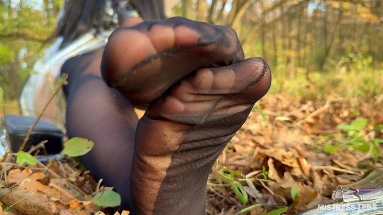 Mistress Legs: Perangkap fetishist: nymph hutan dalam stoking hitam mengusik dengan kakinya...