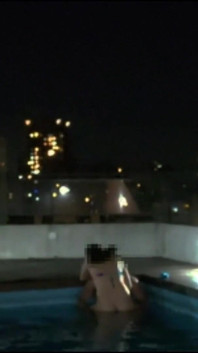 물은 불을 내놓기에 충분하지 않았기 때문에 우리는 수영장에서 섹스를했습니다. 수영장에서의 나의 첫 시간 - 계정 모험