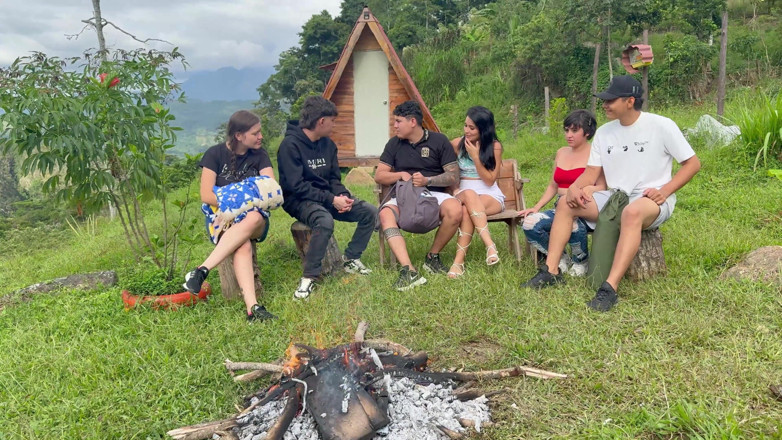 ManuelaAlvarez: Sexo ao ar livre, jovens latinos pagam penitência a uma...