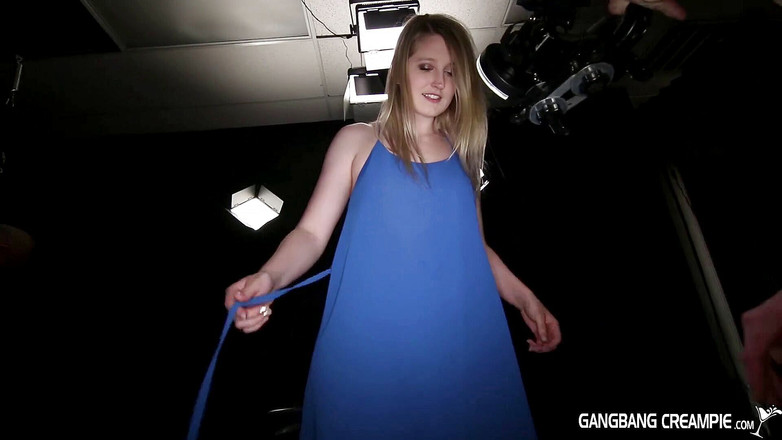 Aziani: सुनहरे बालों वाली कॉलेज प्यारी Summer Carter की चूत में वीर्य