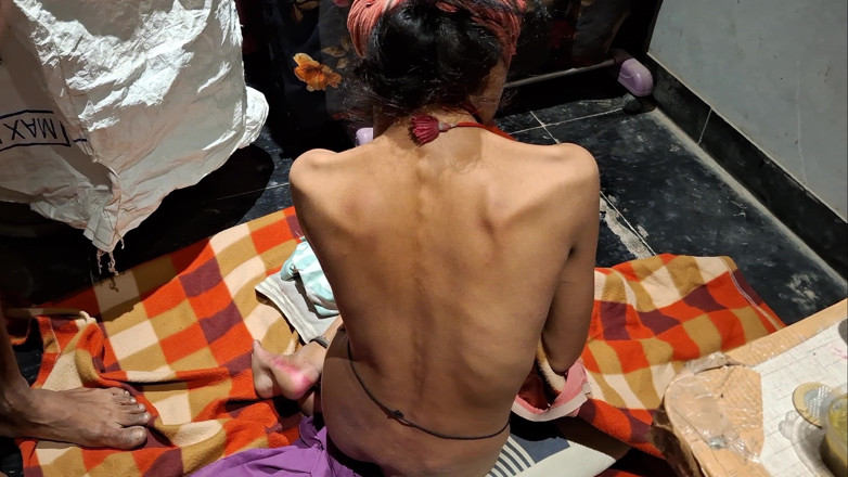 Madhya Sangeeta: Evimin mobilyalarında duraklamadan seks, üvey erkek kardeşimin beni nasıl siktiği ne...