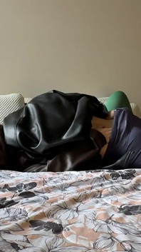 Dvě nezbedné lesbičky si užívají v různých polohách.