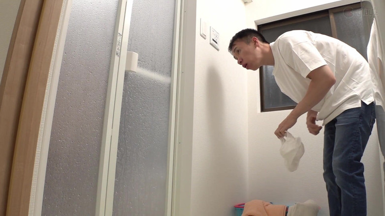 Vulture: La figa rasata sul petto della nipote segreta del video...