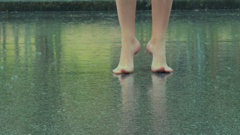 WildLonelyFlower: Bare Legs in the Rain